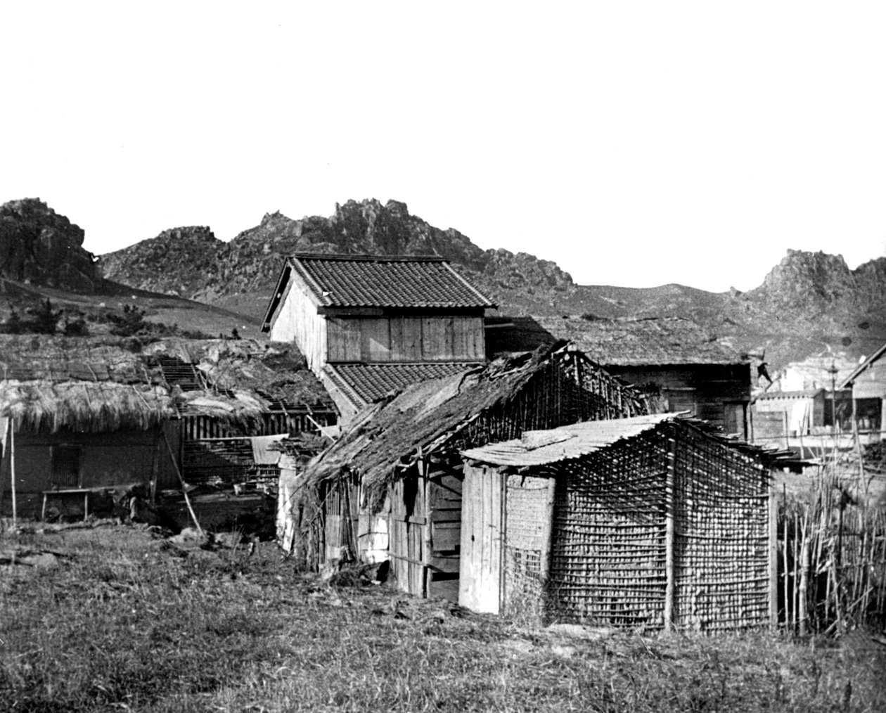 Dorp hutten in Korea, 1900 door Unbekannt