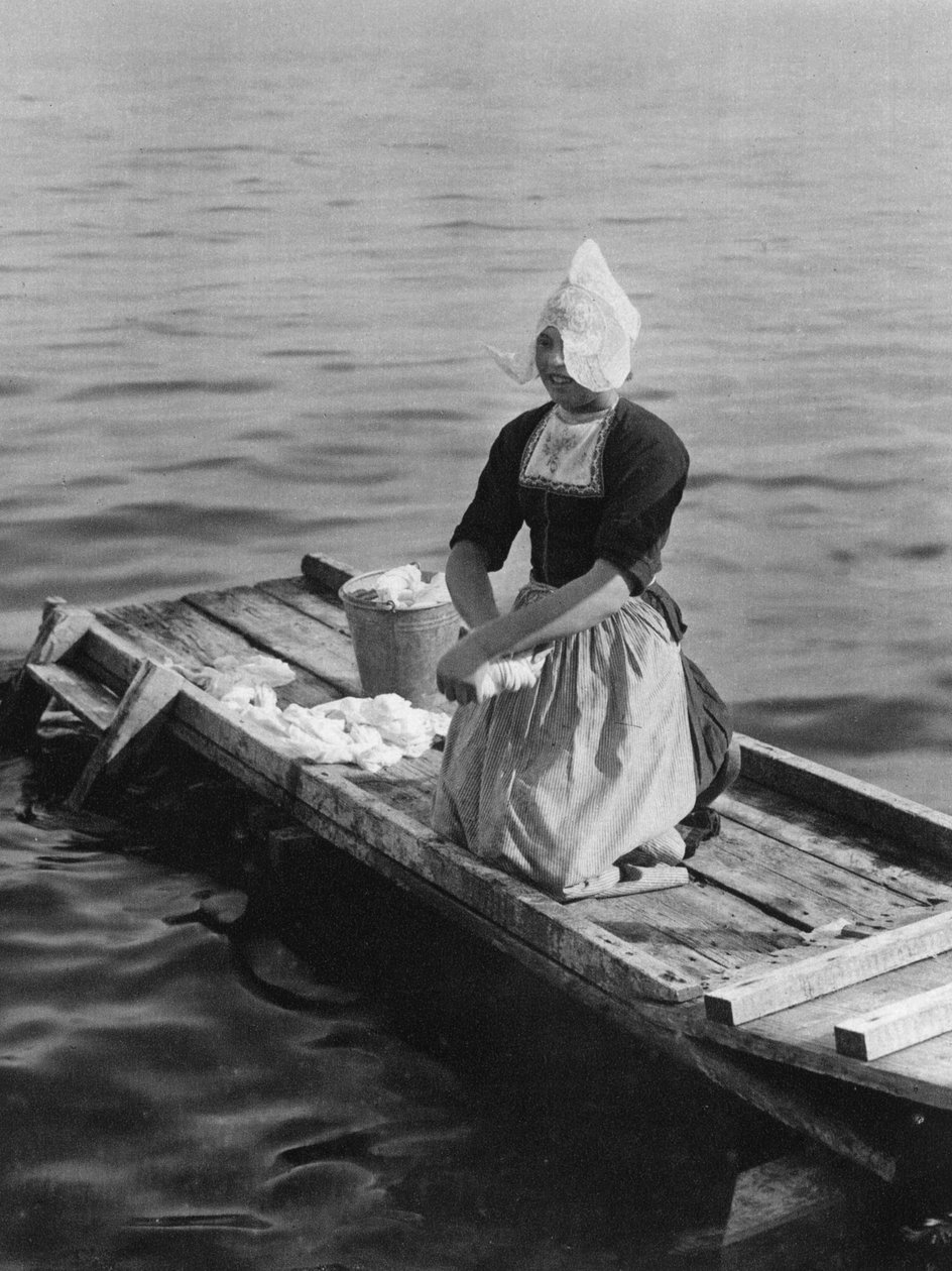 Wassen in de Zuiderzee, Volendam, Nederland, ca. 1934 door Unbekannt