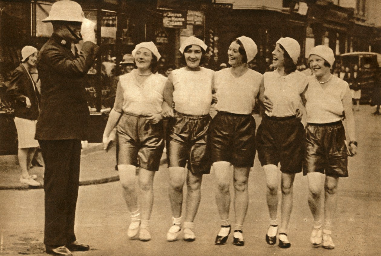 Vrouwen in shorts, 1930 door Unbekannt