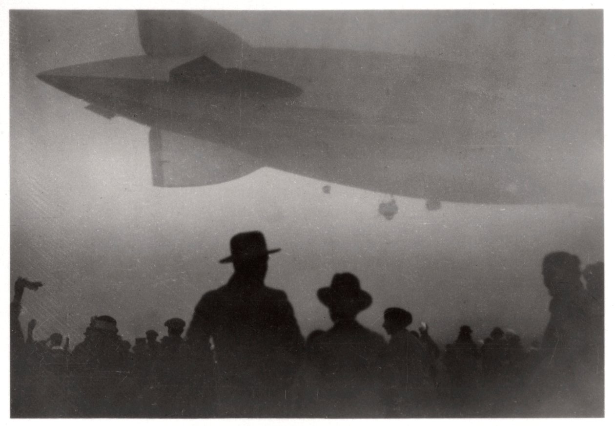 Zeppelin LZ 126 stijgt op in mist, c1924-1933 1933 door Unbekannt