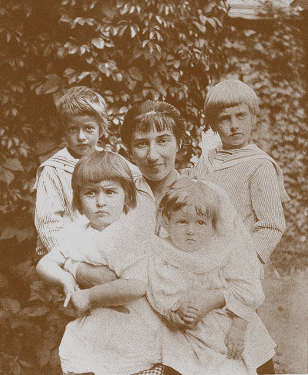 Zinaida Serebriakova met haar kinderen, 1920s door Unbekannt