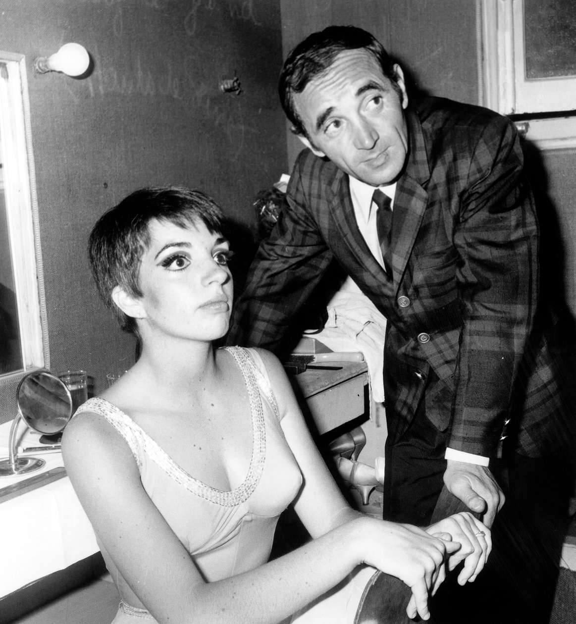 Franse zanger Charles Aznavour feliciteert Liza Minnelli backstage in Olympia 16 mei 1966 door Unbekannt Unbekannt