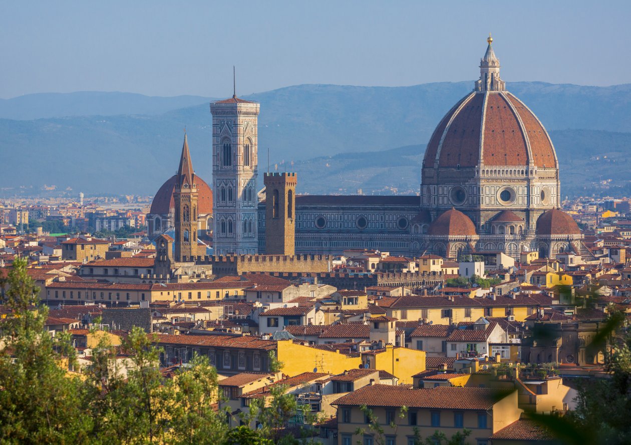 Florence, Toscane, Italië. Uitzicht over de stad naar de Duomo - Cattedrale di Santa Maria del Fiore - en Campanile vanaf het Piazzale Michelangelo. door Unbekannt Unbekannt