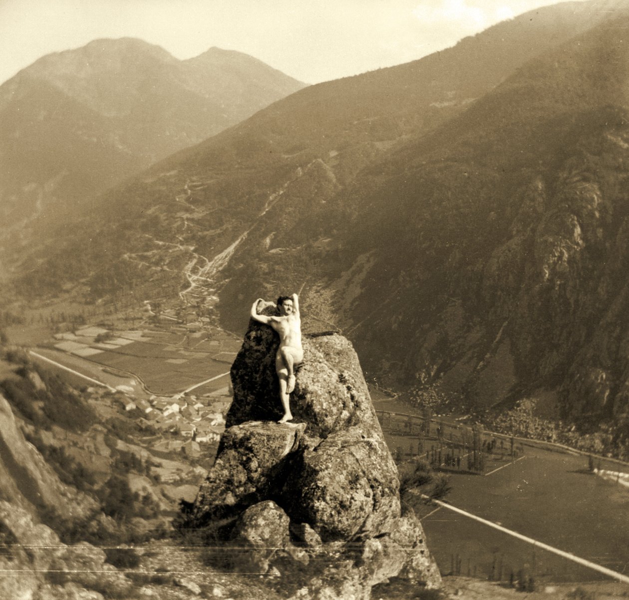 Mannelijk Naakt dat Poseert op een Rots in een Bergachtige Vallei, c.1910 door Unbekannt Unbekannt