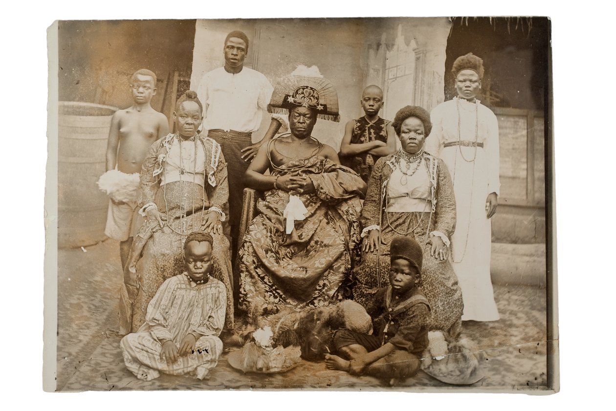 Overami, ex-koning van Benin, en zijn gevolg, Nigeria, ca. 1900 door Unbekannt Unbekannt