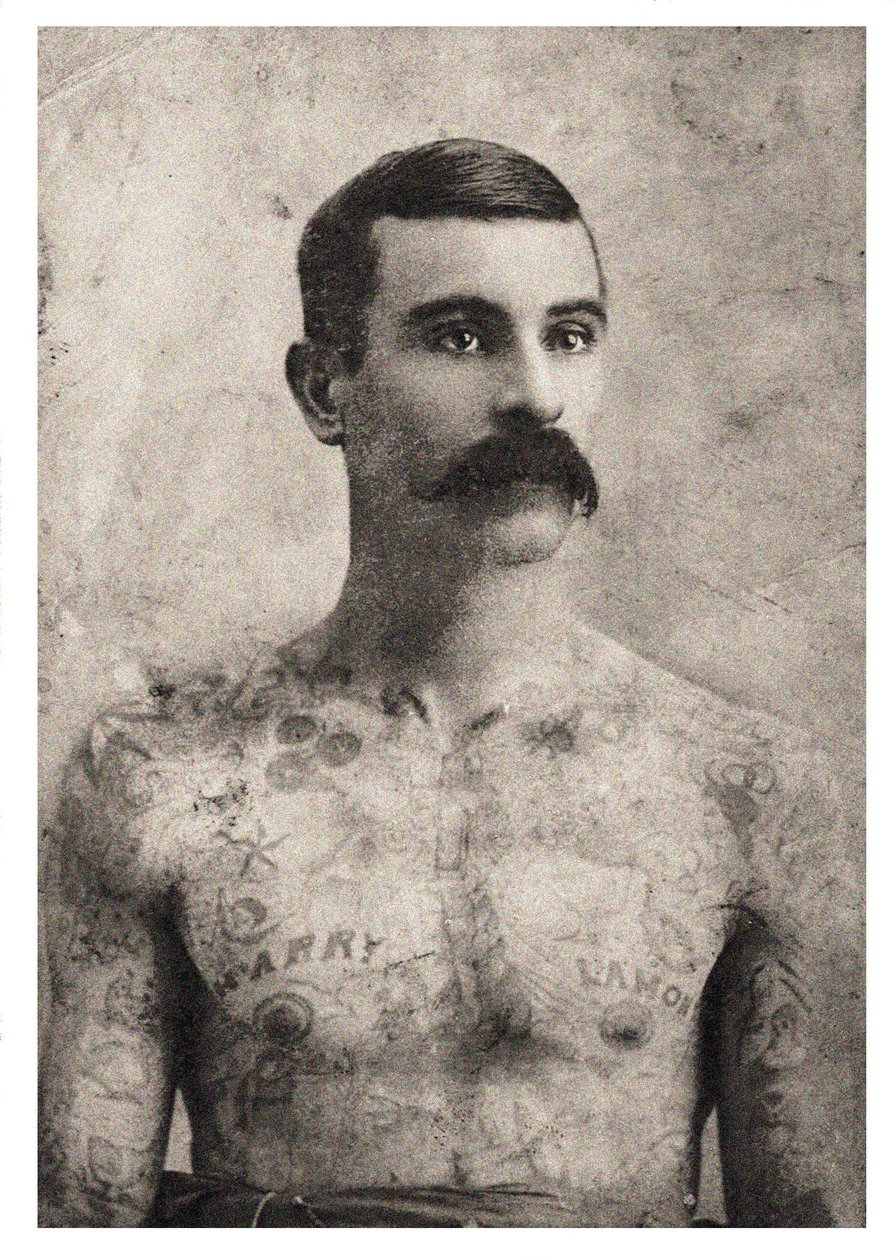 Portret van een getatoeëerde Britse soldaat, ca. 1909 door Unbekannt Unbekannt