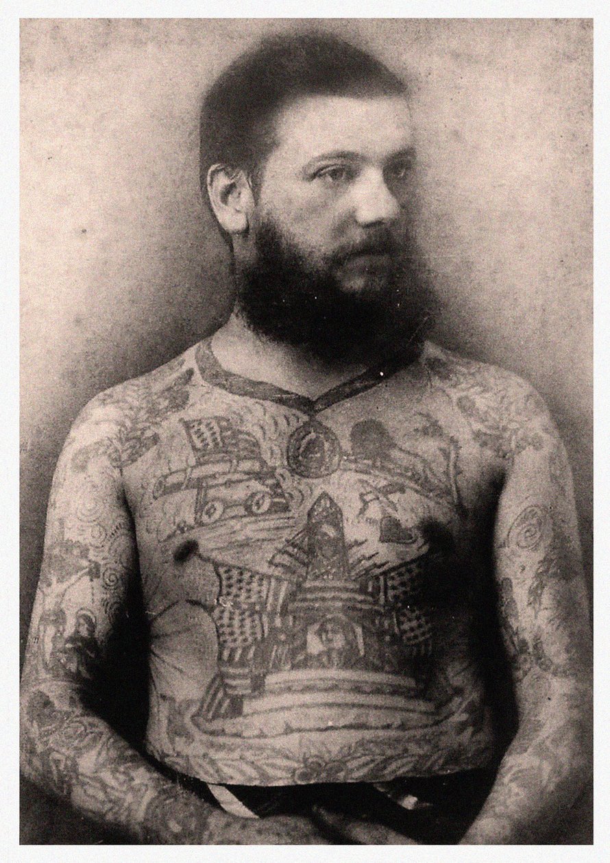 Portret van een getatoeëerde man door Unbekannt Unbekannt