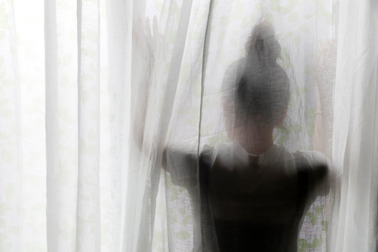 Silhouet van een vrouw achter een halfdoorzichtig gordijn, Ho Chi Minhstad, Vietnam door Unbekannt Unbekannt
