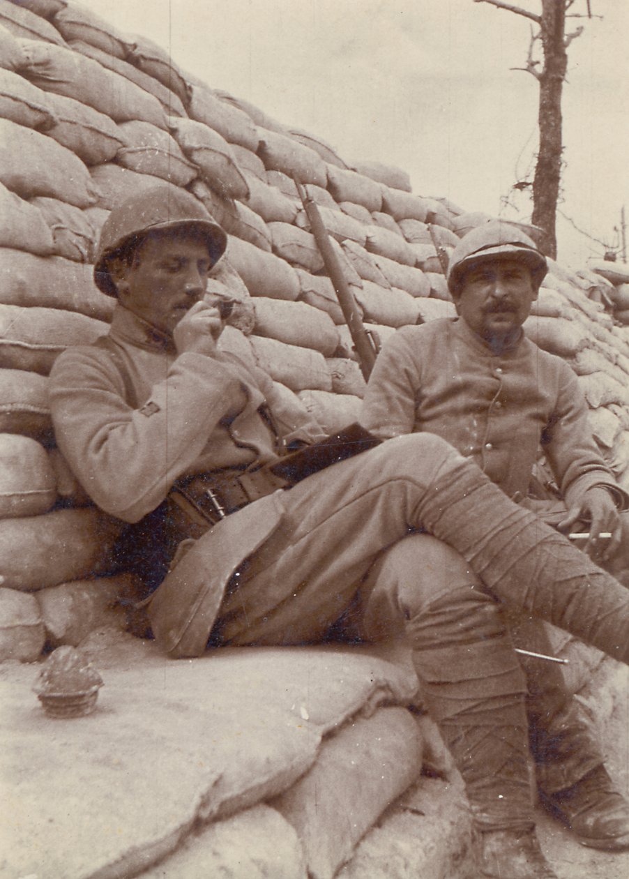 Twee soldaten roken in een loopgraaf, Eerste Wereldoorlog, 1914-18 door Unbekannt Unbekannt
