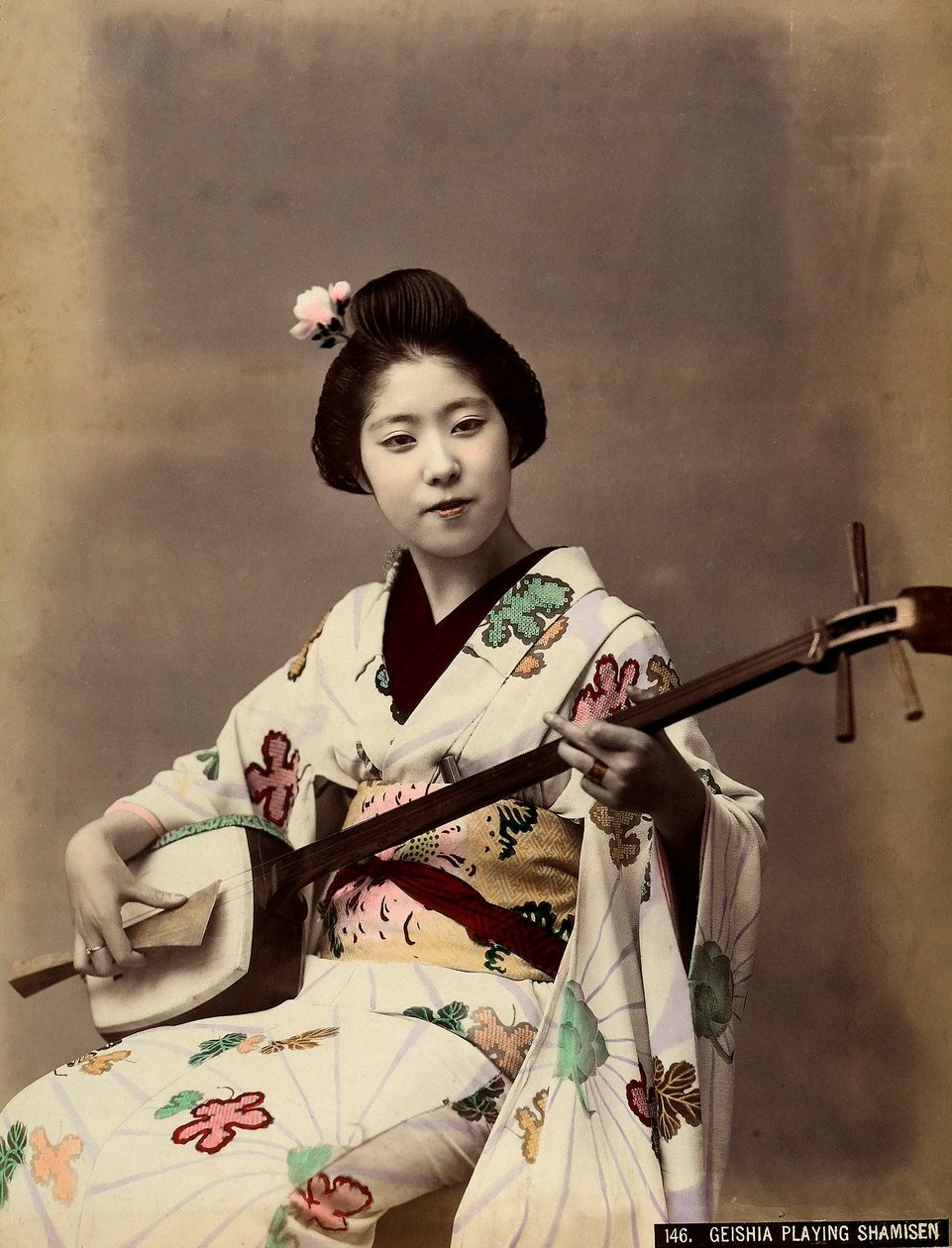 Een geisha die de shamisen speelt (gekleurde foto) door Unbekannter Künstler