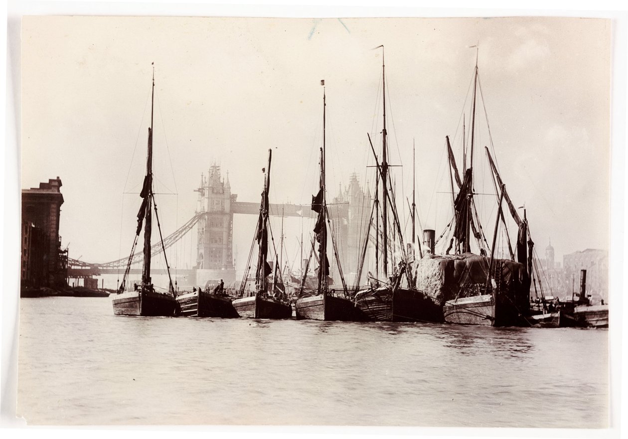 Boten aangemeerd bij Tower Bridge door Unbekannt