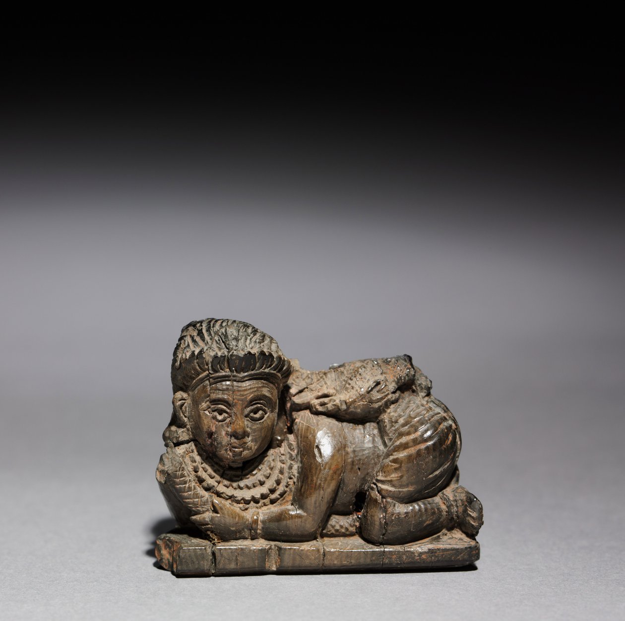 Beeldje van een Hurkende Vrouw, 900-800 v.Chr. door Unbekannt