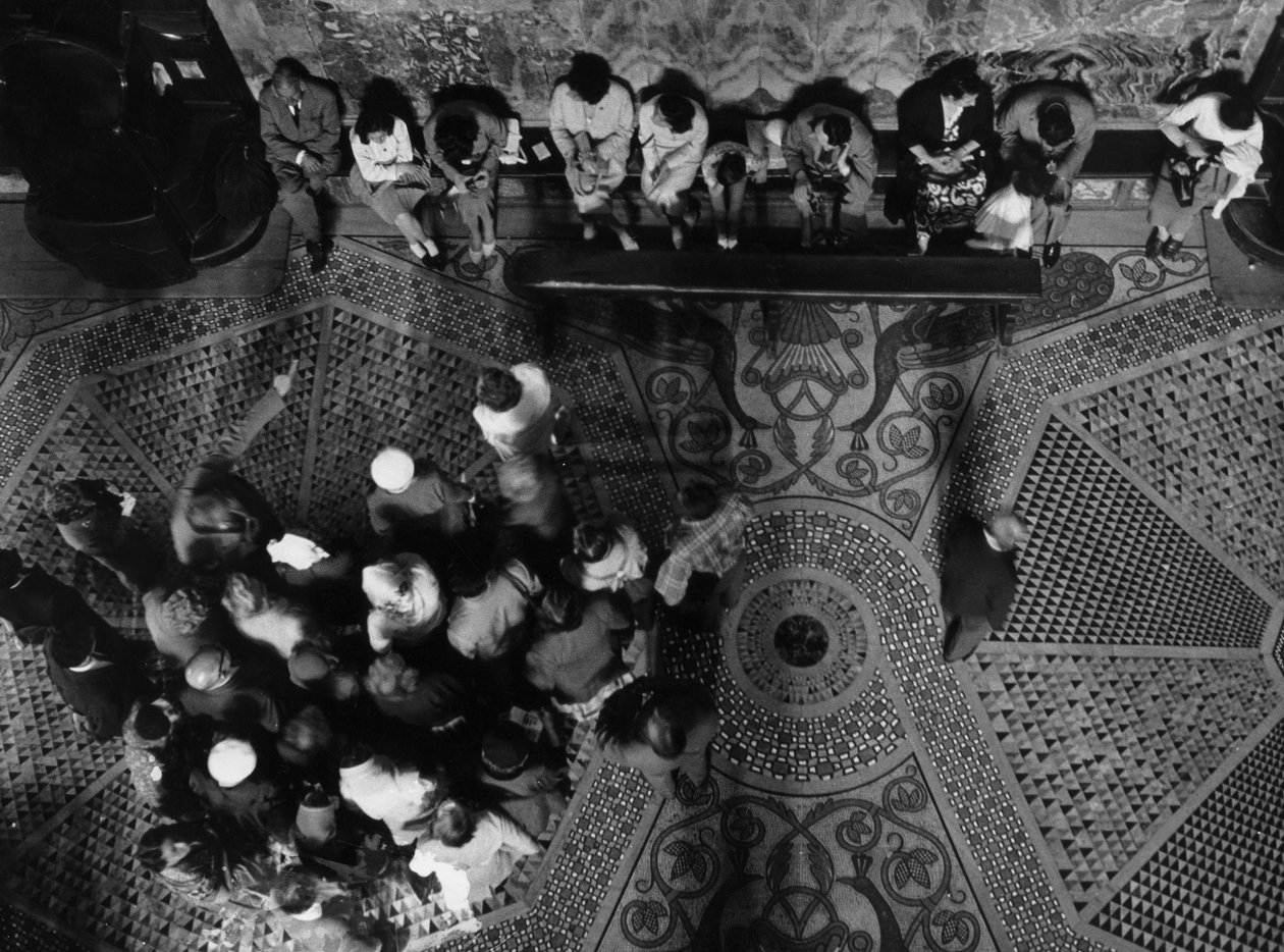 Groep volgelingen in een kerk door Unbekannt