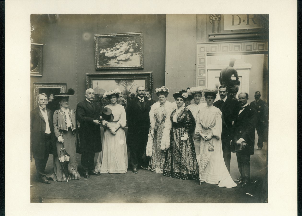 Paleis van Kunst ontvangstgroep inclusief mevrouw Manning, voorzitter van de Raad van Damesmanagers (zesde van links) en Florence Hayward (tweede van links) door Unknown