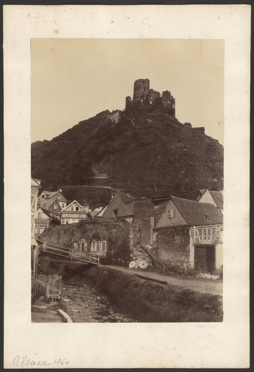 [Ruïnes van kasteel met uitzicht op stad]. door Unknown artist