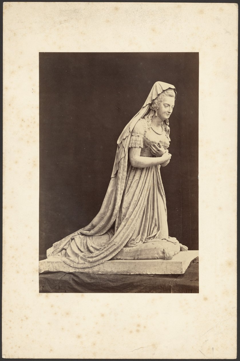 [Sculptuur van een vrouw]. door Unknown artist/maker