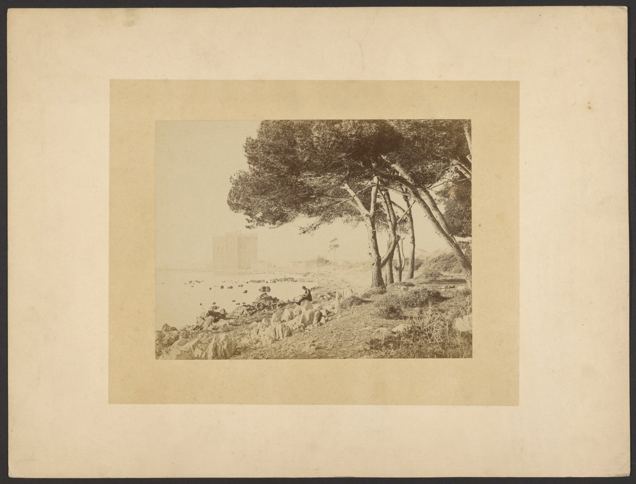 [Gezicht op de abdij van Lérins, gezien vanuit Cannes]. door Unknown artist/maker