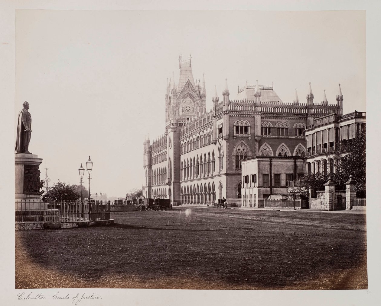 Calcutta gerechtshoven, ca. 1885 door Unknown photographer