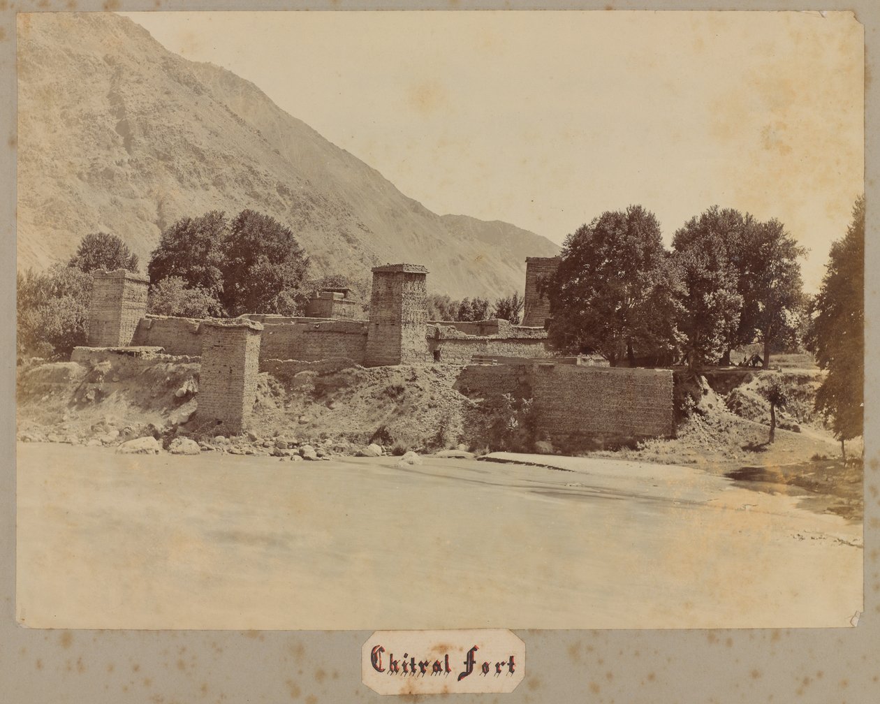 Chitral Fort, 1895 door Unknown