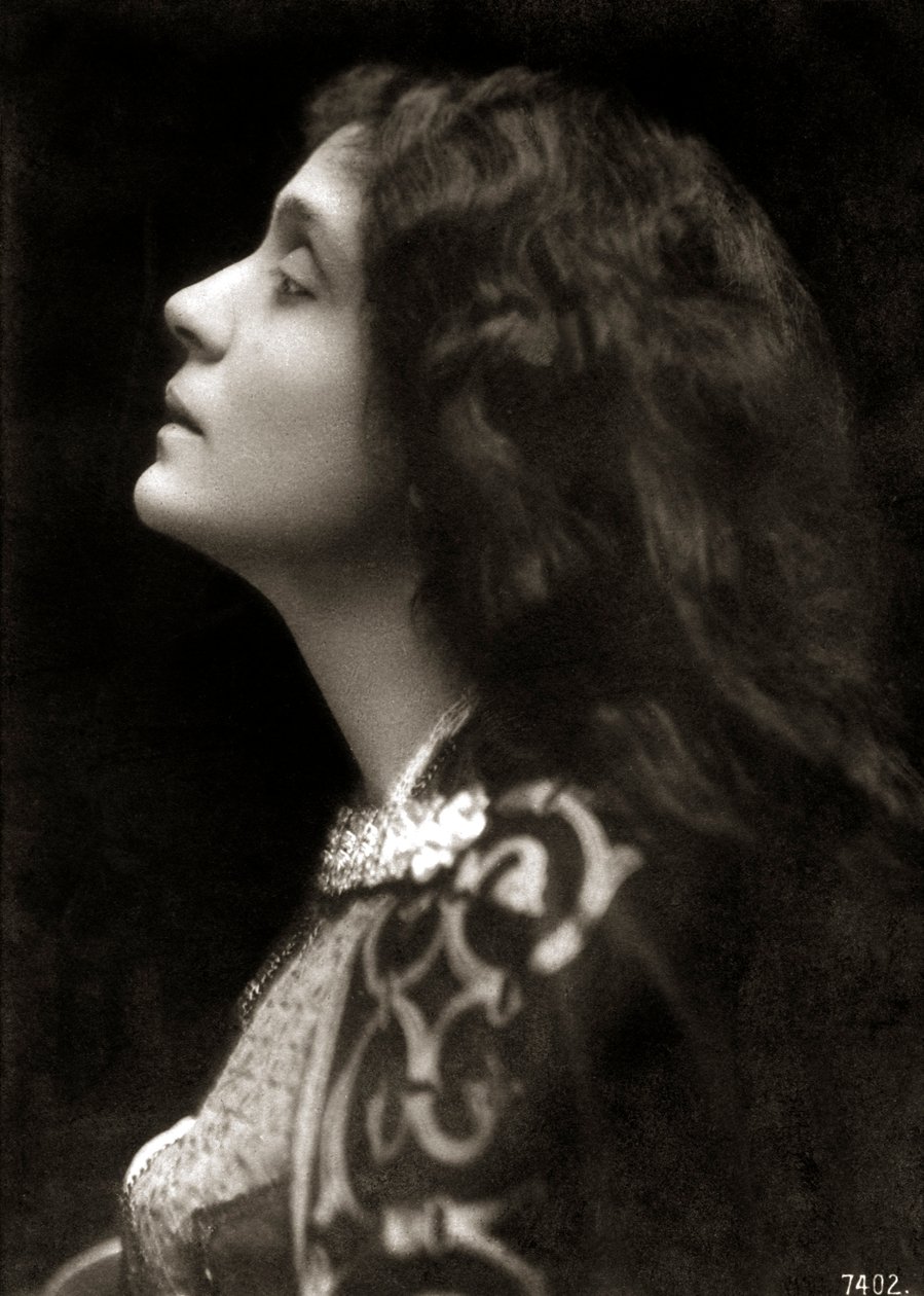 Eleonora Duse - portret profiel door Unknown photographer
