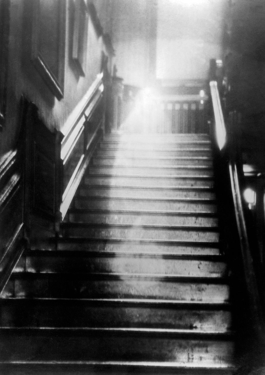 Het spook van Raynham Hall (Engeland) door Unknown photographer