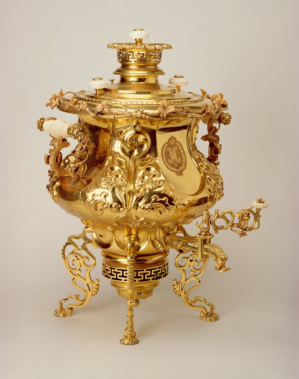Samovar (koper, goud en ivoor) door Vasiliy Batashov