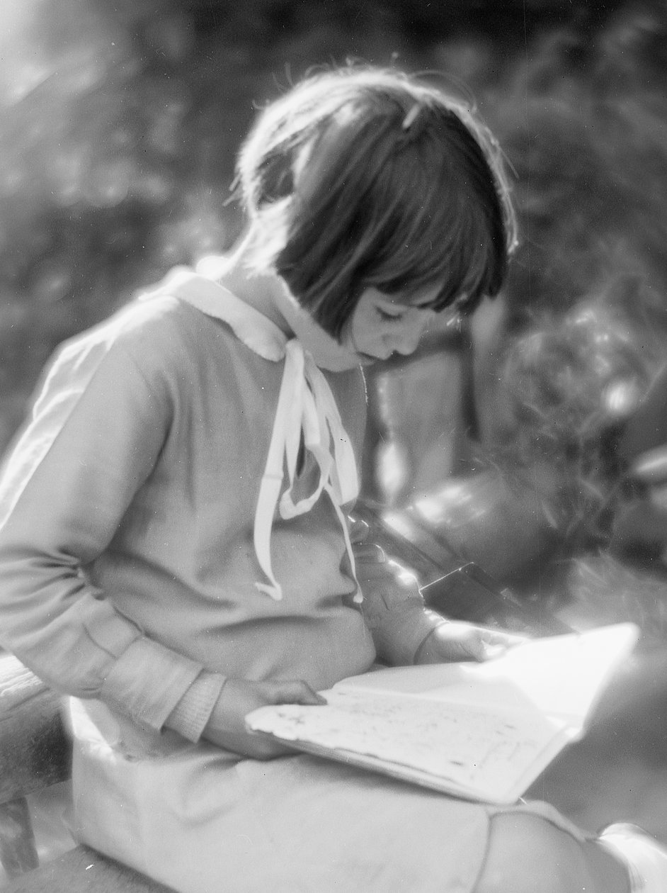 Meisje tijdens het lezen; Fotostudio door Vincenzo Balocchi