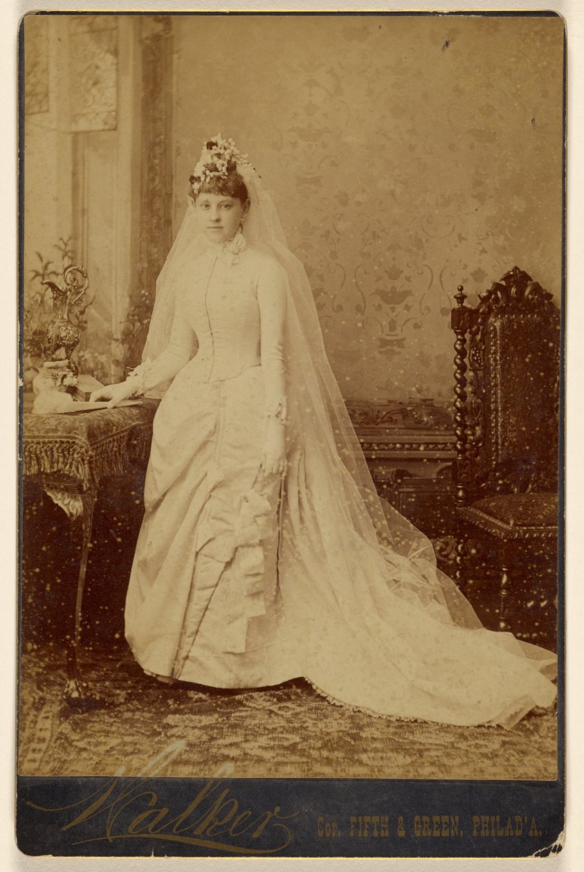 [Ongeïdentificeerde vrouw in bruidsjurk, staand]. door Walker