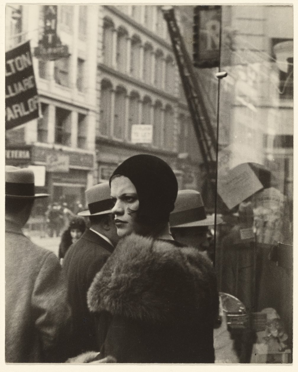 Meisje in Fulton Street, New York door Walker Evans