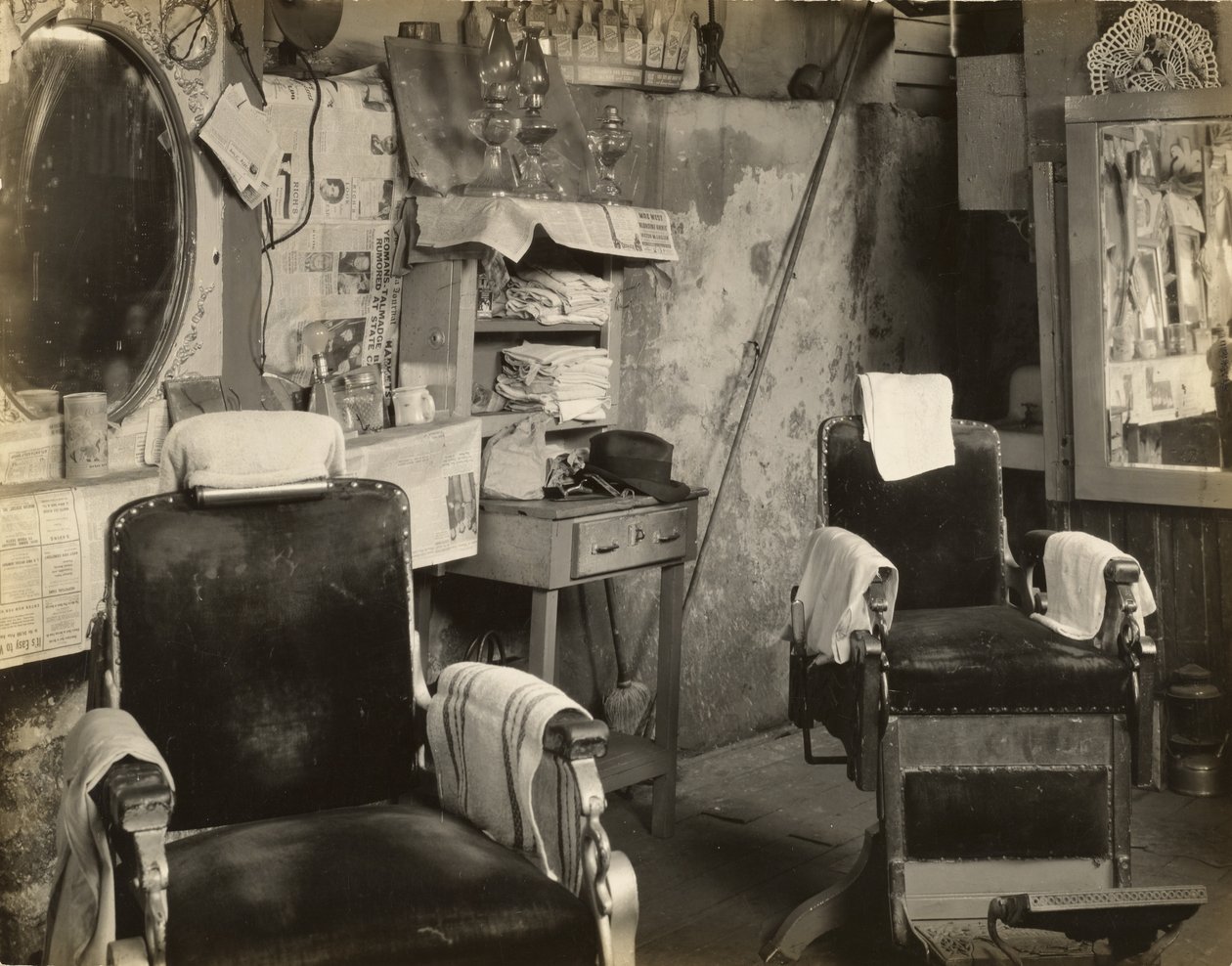 Negro Barbershop Interieur, Atlanta door Walker Evans