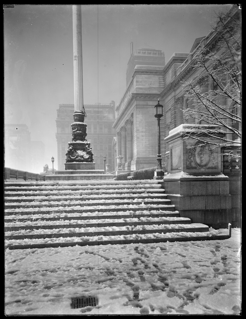 Nachtzicht van de ingang van het hoofdfiliaal van de New York Public Library vanaf de noordoostelijke trappen, in de sneeuw, 42nd Street en Fifth Avenue, New York City, 6 maart 1915 door William Davis Hassler