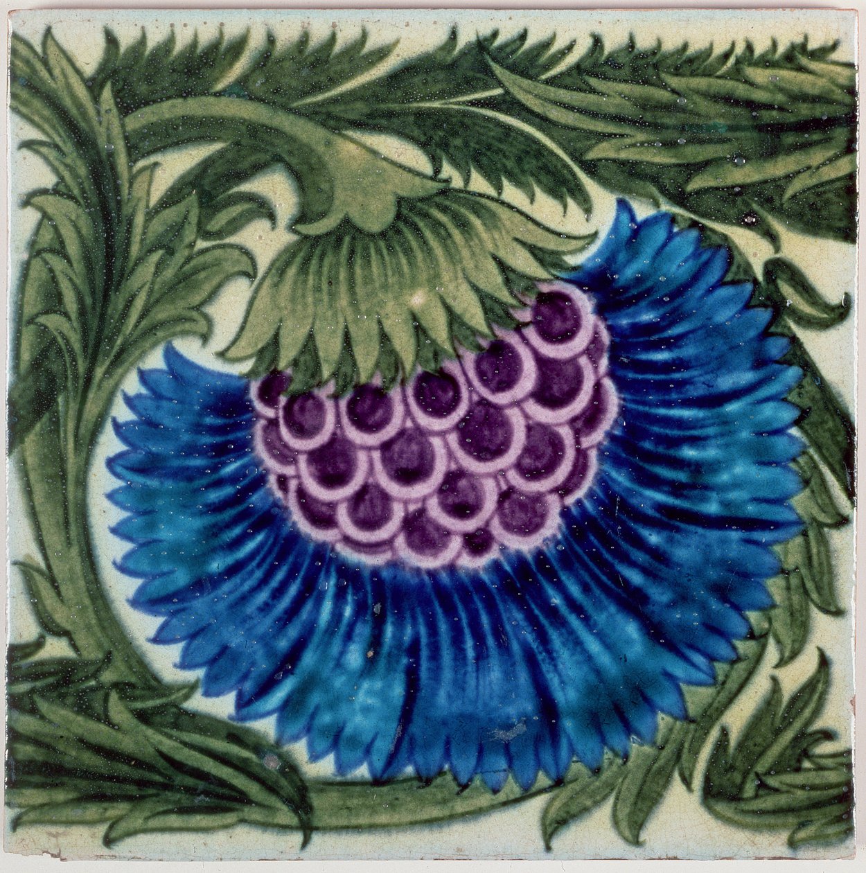 Tegel, versierd met gestileerde bloemen in Perzische kleuren door William de Morgan