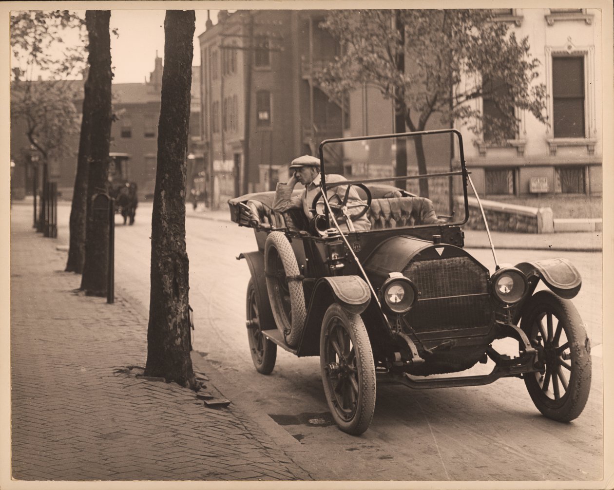Man zittend in een auto op een onbekende straat door William G. Swekosky