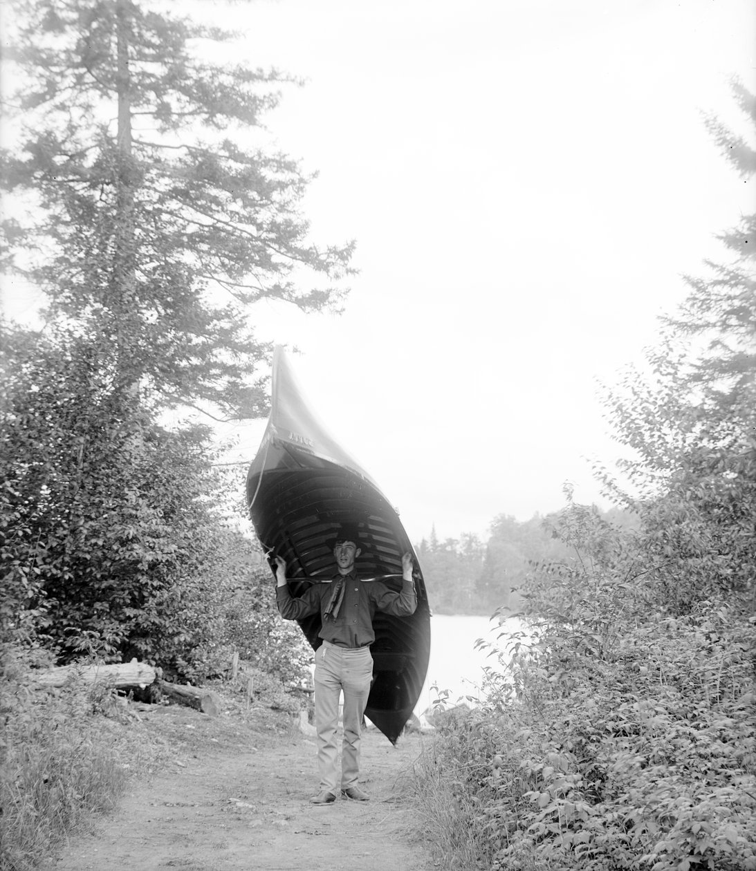 Kano dragen in de Adirondack Mountains door William Henry Jackson