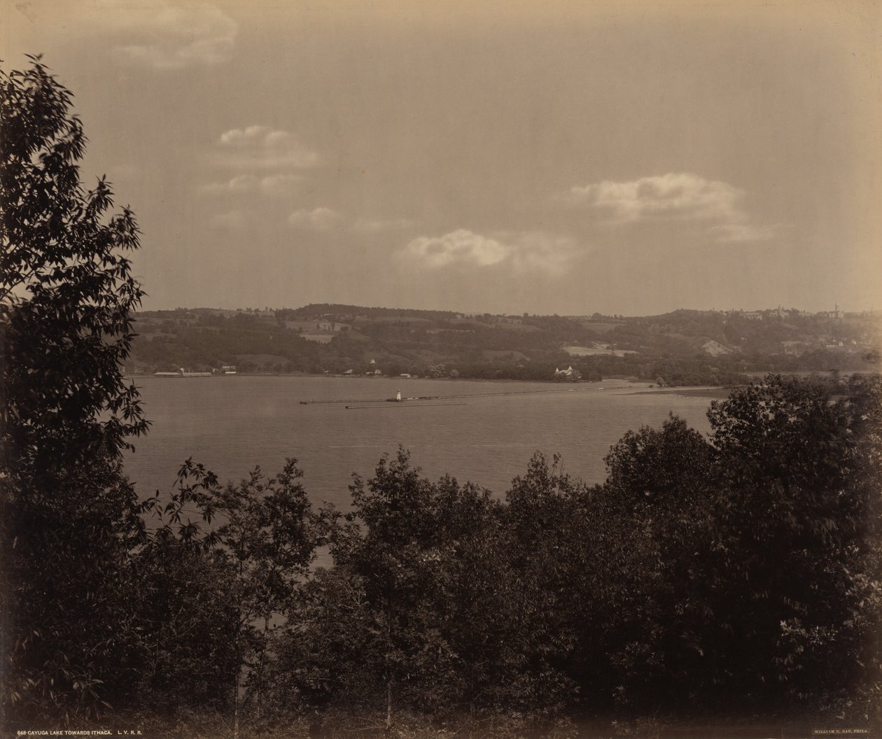 Cayuga Meer in de richting van Ithaca, ca. 1895 (foto) door William Herman Rau