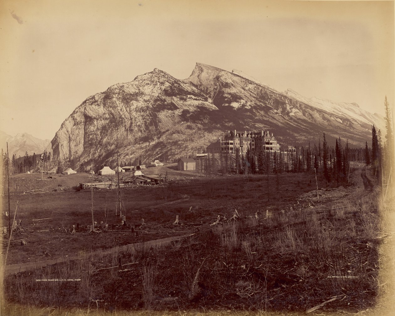 Twin Peaks en C.P.R. Hotel, Banff door William McFarlane Notman