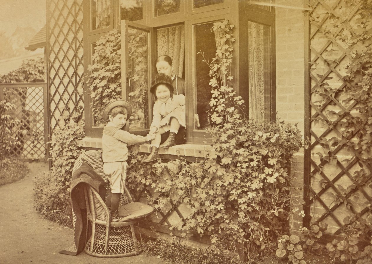 [Kinderen spelen bij een raam]. door Willoughby Wallace Hooper