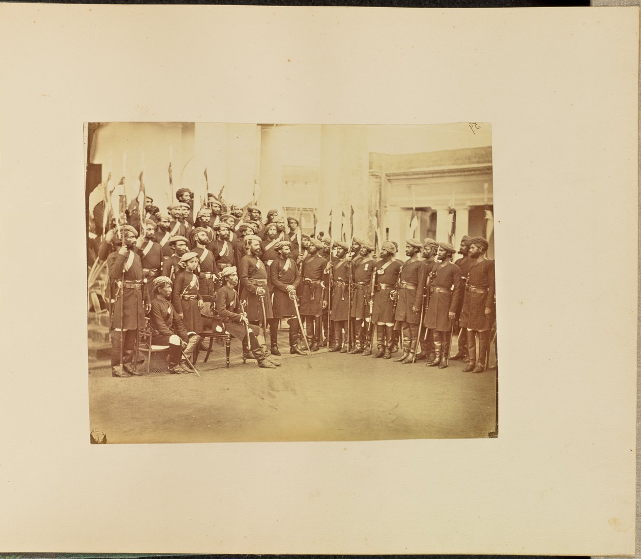 [Groepsportret van militair personeel]. door Willoughby Wallace Hooper