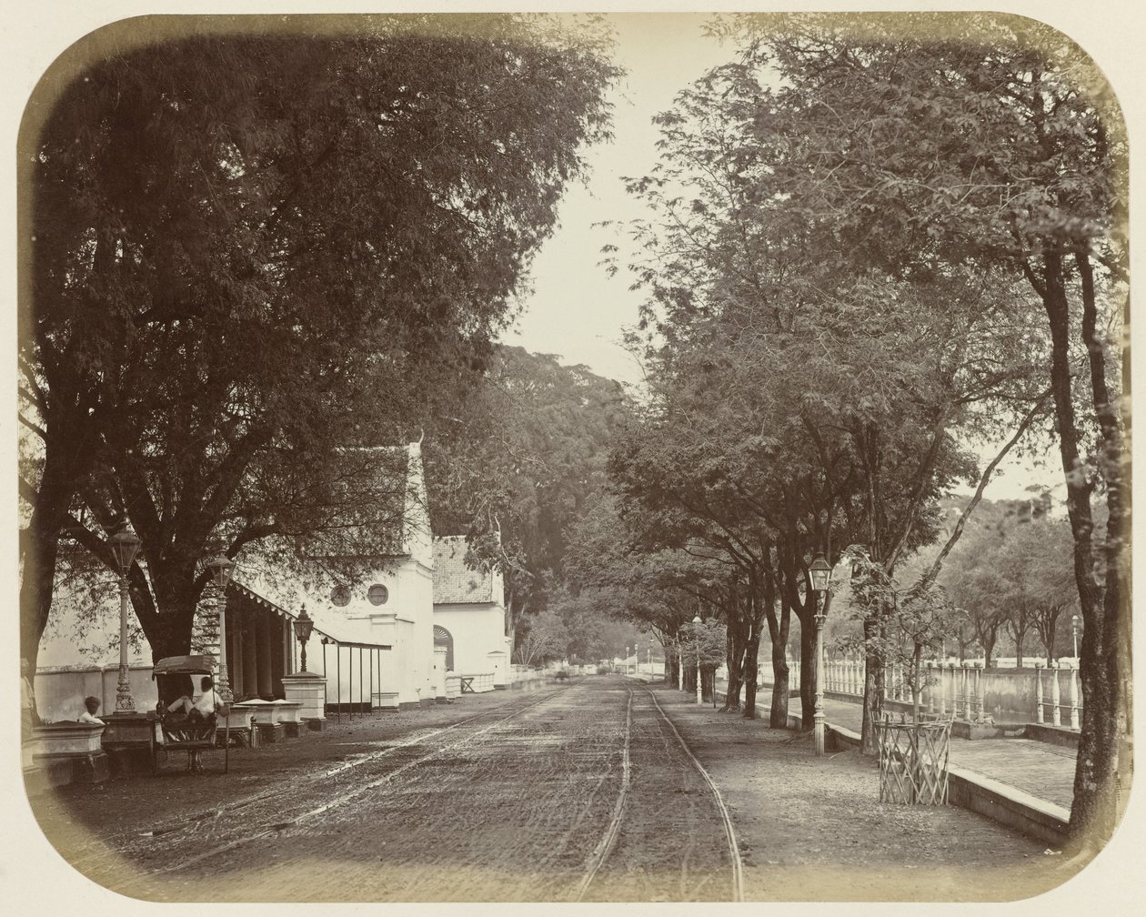 Gezicht te Rijswijk in Batavia door Woodbury and Page