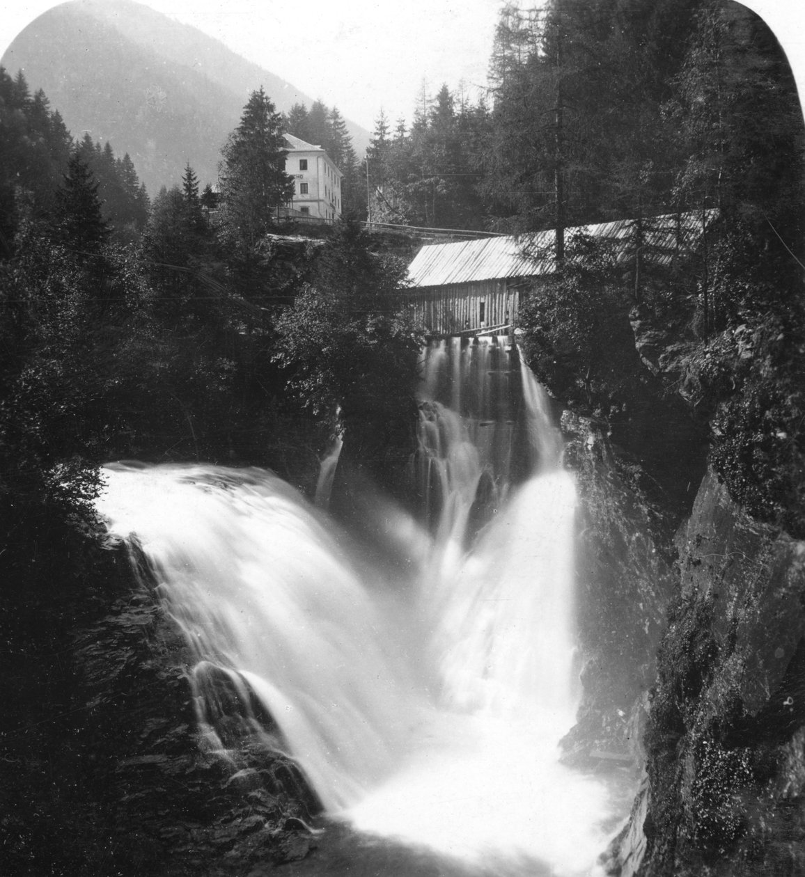 De waterval bij Badgastein, Oostenrijk, ca. 1900s door Wurthle and Sons