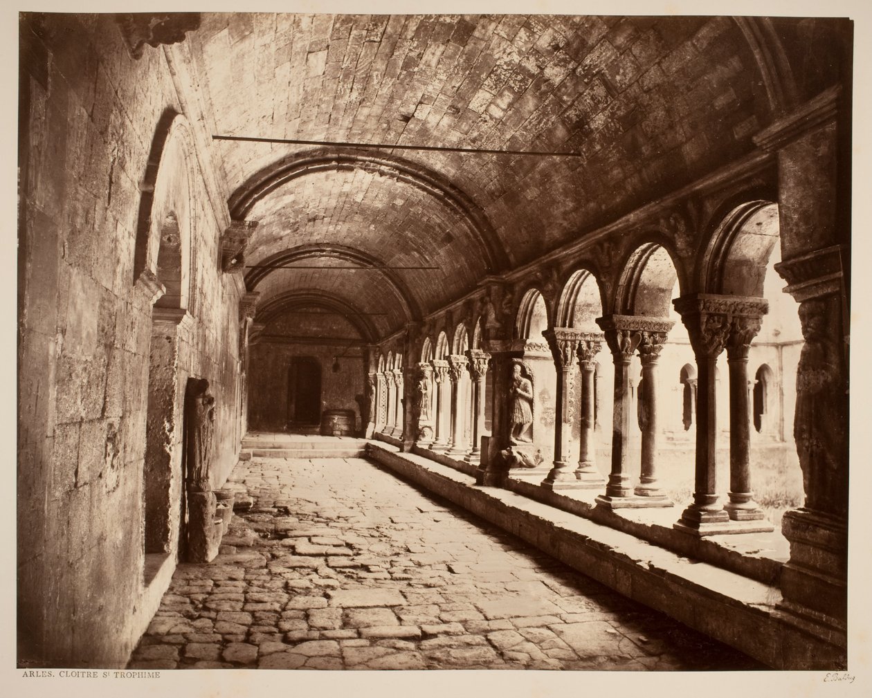 Arles. Klooster St. Trophime (noordelijke galerij) door Edouard Denis Baldus