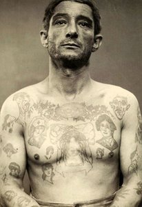 Portret van een getatoeëerde man