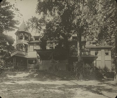 Oaklawn House, (Oostzijde) door Alfred Stieglitz