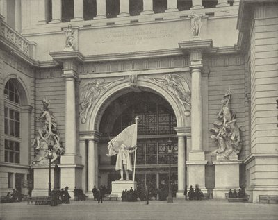 Oostelijke poort van het administratiegebouw door American Photographer