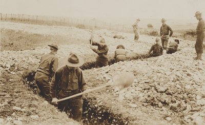 U.S. Marines in Frankrijk graven zich in, 1917-19 door American Photographer