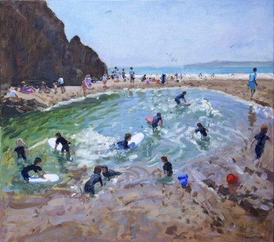 Jonge surfers, Tenby, 2016 door Andrew Macara