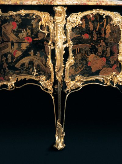 Een Louis XV commode door Bernard van Risenburgh II