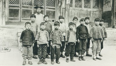 Schoolmeester en leerlingen door Chinese Photographer