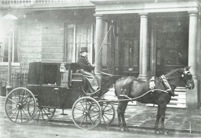 Paard-en-wagen taxi, 1890 door English Photographer