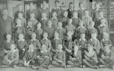 Schoolgroep, onbekende school, 1895 door English Photographer